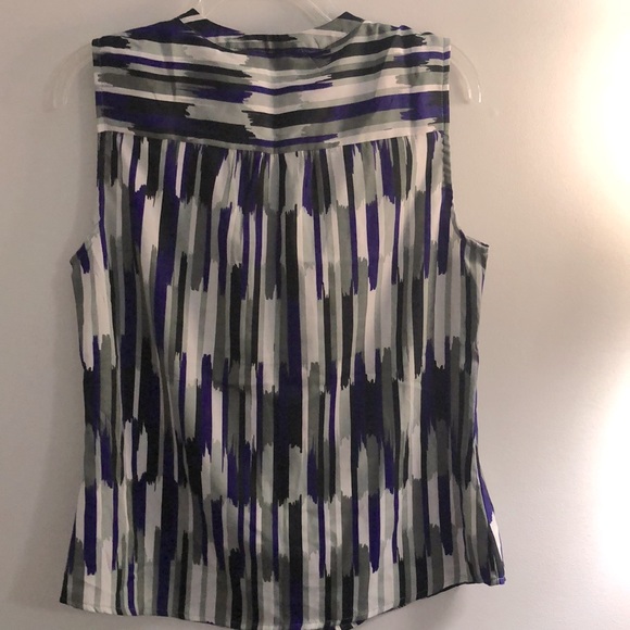 Banana Republic. New with out tags, sleeveless button-down top.  Size Medium. - Picture 4 of 16